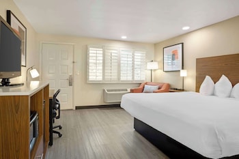 Standard Room, 1 King Bed, Non Smoking, Refrigerator & Microwave