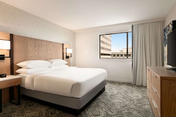 Suite, 1 King Bed, Accessible, Bathtub (Mobility & Hearing, 2 Rooms)