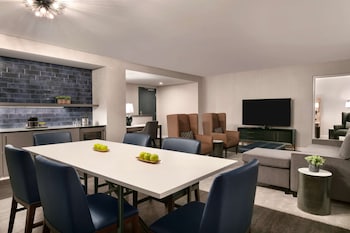 Suite, 1 King Bed (Commissioners)