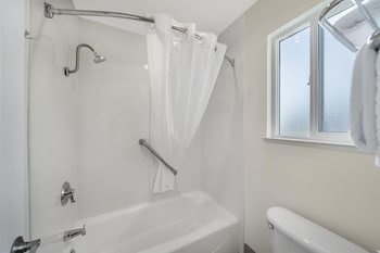 Standard Room, 1 Queen Bed, Non Smoking, Refrigerator & Microwave