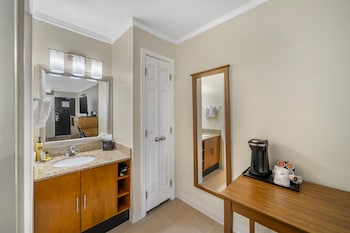 Standard Room, 1 Queen Bed, Non Smoking, Refrigerator & Microwave