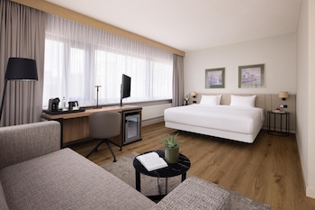 Family Room (3 Adults + 1 Child)