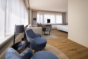 Family Room (3 Adults + 1 Child)