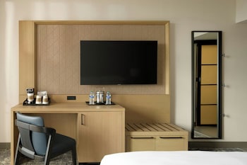 Traditional Room, 1 King Bed (Hearing Accessible)