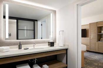 Traditional Room, 1 King Bed (Hearing Accessible)
