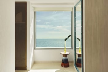 Room, 1 King Bed, Corner (Seascape)