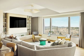 Club Suite, 1 King Bed, Corner