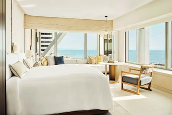 Room, 1 King Bed, Corner (Seascape)