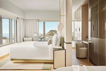 Club Suite, 1 King Bed, Corner