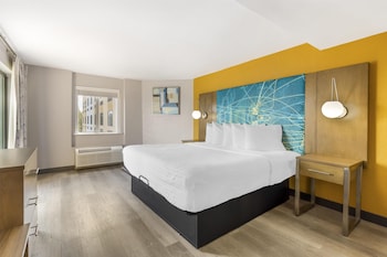 Suite, 1 King Bed, Non Smoking, Balcony (with Sofabed)