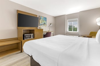 Standard Room, 1 King Bed, Accessible, Refrigerator & Microwave