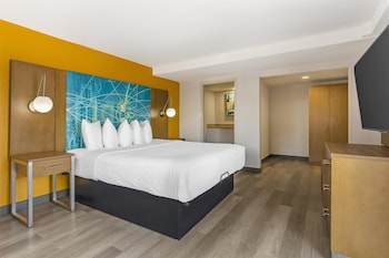 Suite, 1 King Bed, Non Smoking, Balcony (with Sofabed)