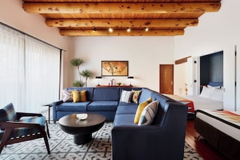 Suite, 2 Bedrooms (Hacienda 1 King + 2 Queen)