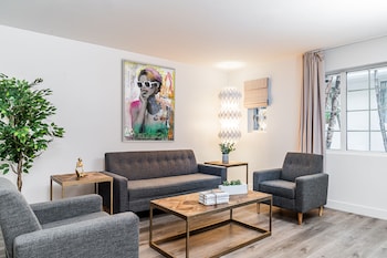 Signature Suite, 1 King Bed, Garden View