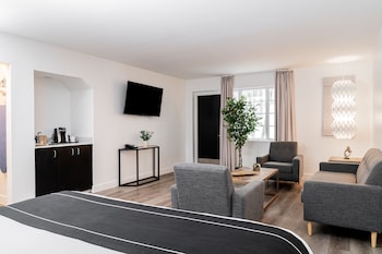 Signature Suite, 1 King Bed, Garden View