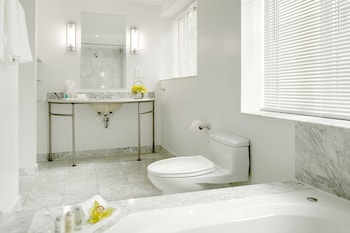 Signature Suite, 1 King Bed, Garden View