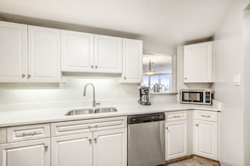 Suite, 1 Bedroom, Partial Harbor View