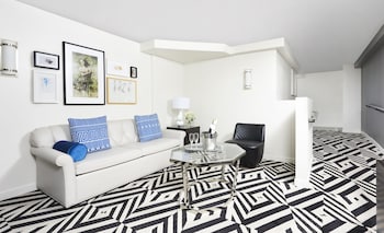Premier Suite, 1 Queen Bed, Accessible