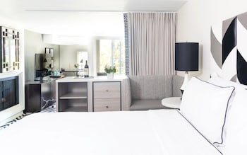 Signature Suite, 1 King Bed, Balcony (Top Floor)