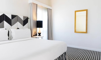 Signature Suite, 1 King Bed, Balcony (Top Floor)