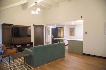 Suite, 1 King Bed, Non Smoking (Garden View, Wet Bar)