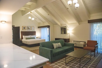 Suite, 1 King Bed, Non Smoking (Garden View, Wet Bar)