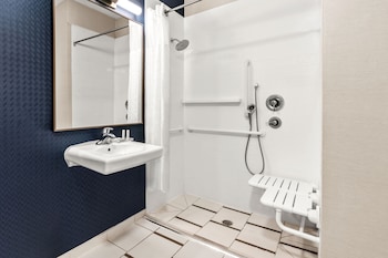 Executive Suite, 1 King Bed with Sofa bed (Mobility/Hearing Access, Roll-In Shwr)