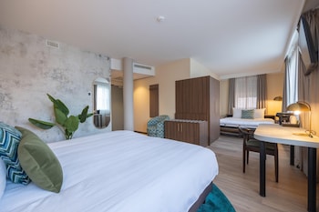 Deluxe Room (1 Double Bed 1 Double Sofabed)