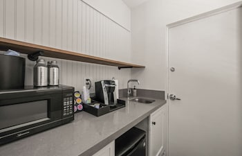 Junior Garden Suite, 1 King Bed