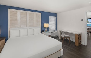 Suite, 1 King Bed with Sofa bed (Bayside Bungalow Cove)