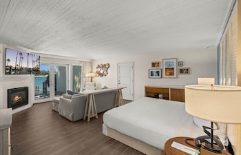 Suite, 1 King Bed, Fireplace (Bayside)
