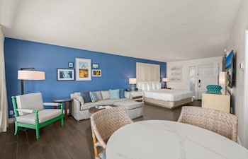 Junior Suite, 1 King Bed (Bayside)