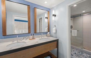 Junior Suite, 1 King Bed (Bayside)