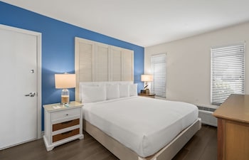 Suite, 1 King Bed with Sofa bed (Bayside Bungalow Cove)
