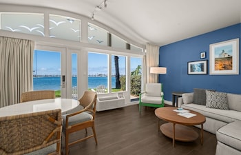 Junior Suite, 1 King Bed (Bayside)