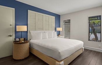 Suite, 1 King Bed with Sofa bed (Bayside Bungalow Cove)