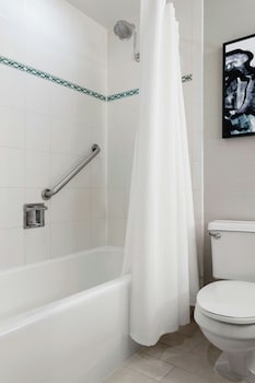 Room, 2 Queen Beds (Mobility Accessible, Tub)