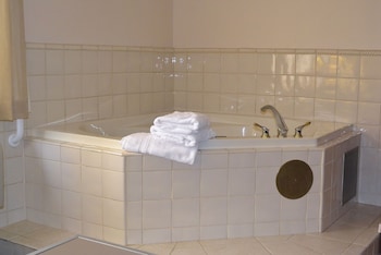 Suite, 1 King Bed, Non Smoking, Jetted Tub (with Sofabed)