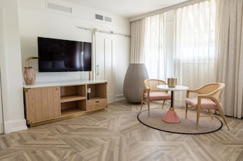 Standard Room, 1 King Bed (Mobility/Hearing Accessible, Tub)