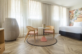 Standard Room, 1 King Bed (Mobility/Hearing Accessible, Tub)