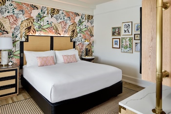 Suite, 1 King Bed with Sofa bed