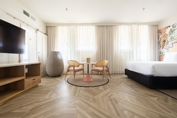 Premium Room, 1 King Bed, Balcony, City View Connected (ARI)