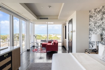 Penthouse, 1 King Bed, Corner (View)