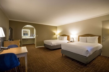 Standard Room, 2 Double Beds, Accessible, Bathtub