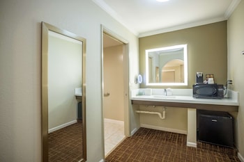 Standard Room, 1 King Bed, Accessible, Bathtub