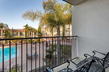 Standard Room, 1 King Bed, Balcony, Pool View