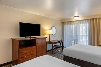 Standard Room, 2 Queen Beds, Balcony, Pool View