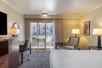 Standard Room, 1 King Bed, Balcony, Pool View
