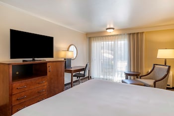 Standard Room, 1 King Bed, Balcony, Pool View