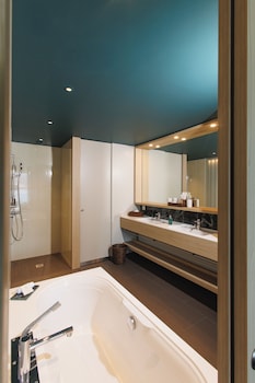 Lake View Deluxe Room